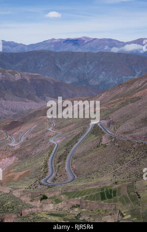 Farbenprächtige Bergwelt in und um Tilcara, Salta, nördlichen Argentinien, Südamerika Stockfoto