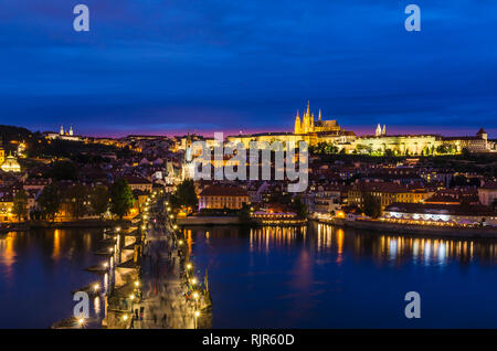 Ansicht bei Nacht von Old Town Bridge Tower über die historische Karlsbrücke, Burg und St. Veitsdom, Prag, Tschechische Republik Stockfoto