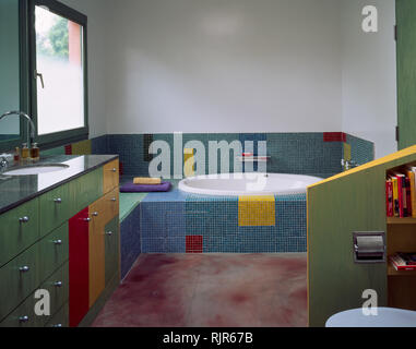 90er Jahre Bad Mit Bunten Mosaikfliesen Um Badewanne Stockfotografie Alamy