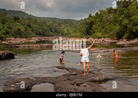 Kambodscha, Koh Kong Provinz, Tatai, Wasserfall, lokale Touristen Baden in ruhigem Wasser oben fällt in der trockenen Jahreszeit Stockfoto