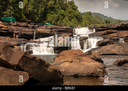 Kambodscha, Koh Kong Provinz, Tatai, Wasserfall, Touristen auf Felsen unter Wasser über fließende in der trockenen Jahreszeit fällt. Stockfoto
