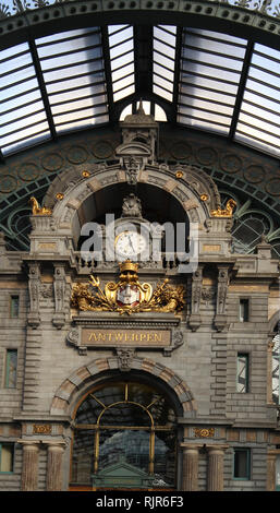 Bahnhof Antwerpen-Centraal, Antwerpen Central ist der Hauptbahnhof in der belgischen Stadt Antwerpen. Die Station ist von der nationalen Eisenbahngesellschaft betrieben. Stockfoto