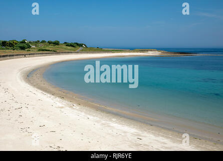 Blick nach Norden Osten entlang der Bucht Longis, Alderney, zeigt die massiven Deutschen gebaut Anti-tank an der Wand und sauber White Sands. Stockfoto