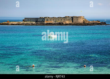 Blick über die Bucht von Longis Alderney, zeigt die Insel fort von Ile de Raz. Stockfoto