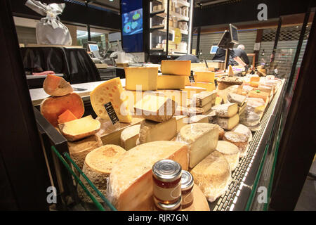 Lyon, Frankreich - 11. März 2018: Die lyoner Markt Paul Bocuse. Vitrine mit Käse Stockfoto