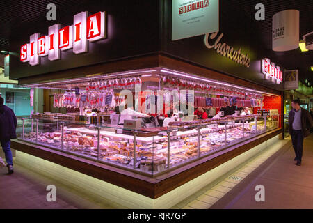 Lyon, Frankreich - 11. März 2018: Die lyoner Markt Paul Bocuse. Wurst shop Stockfoto