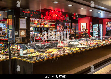 Lyon, Frankreich - 11. März 2018: Die lyoner Markt Paul Bocuse. Konditorei. Vitrine mit Kuchen, Kekse, Süßigkeiten Stockfoto