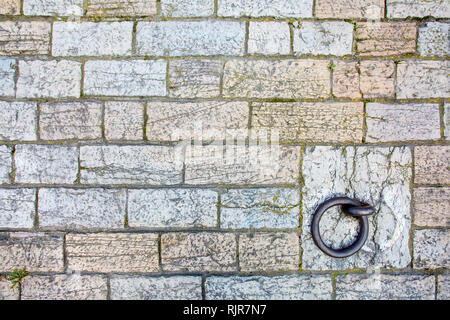 Textur der alten Steinmauer mit gusseisernen Liegeplatz Ring. Wand von der Küste in Lyon, Frankreich. Stockfoto