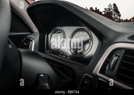 Innenansicht von einem modernen Auto Instrumententafel mit Manometer Stockfoto