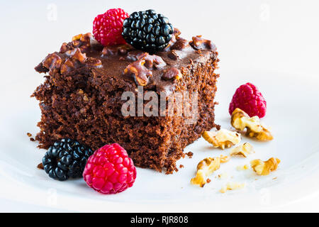 Süße hausgemachter Schokoladenkuchen mit Waldfrüchten. Stockfoto