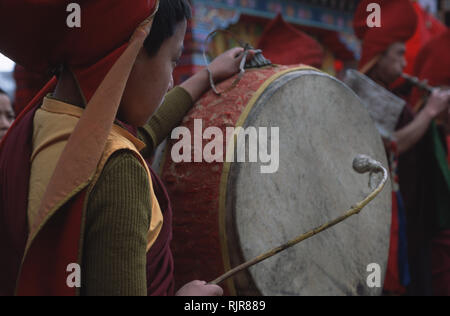 Bildunterschrift: Pemagantse, Sikkim, Indien - Feb 2003. Ein Anfänger Mönch spielen ein zeremonielles Instrument während der jährlichen Bumchu maskierte Dance Festival in Sikkim, Stockfoto