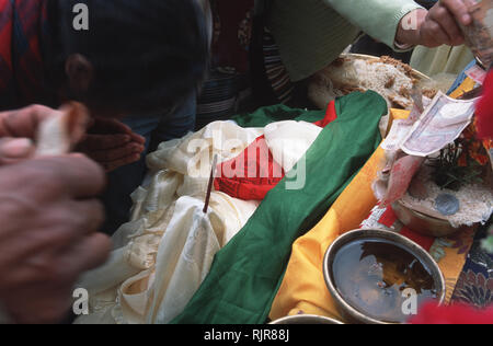 Bildunterschrift: Pemagantse, Sikkim, Indien - Feb 2003. Anhänger geben Angebote von Geld und Seide karta Schals bei der Abschlussfeier der jährlichen Bumch Stockfoto