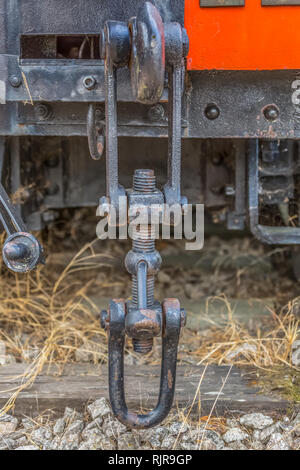 Detailansicht eines alten Wagen Stretcher, rostige Stück antike System in Portugal Stockfoto