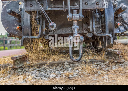 Detailansicht eines alten Wagen Stretcher, rostige Stück antike System in Portugal Stockfoto