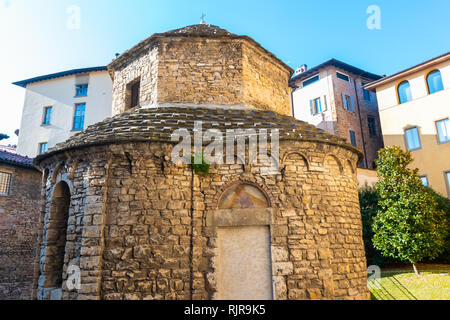 Sehr alte Tempietto Santa Croce versteckte achteckige romanische Kapelle aus dem 11. Jahrhundert in Citta Alta, Bergamo, Italien. Stockfoto