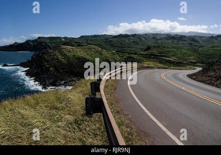 Maui Scenic Highway: Die Honoapiilani Highway führt neben einer felsigen Küste und Kurven in die Berge am nordwestlichen Ende von Maui. Stockfoto