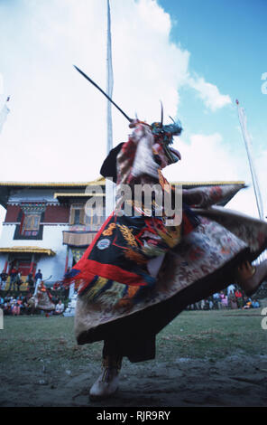 Bildunterschrift: Pemagantse, Sikkim, Indien - Feb 2003. Eine maskierte Tänzer (Mönch) bei der jährlichen Bumchu maskierte Dance Festival in Sikkim. Statt unmittelbar vor. Stockfoto