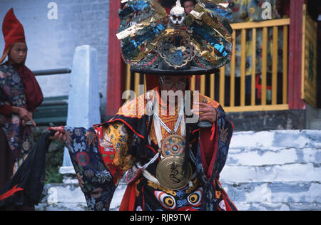 Bildunterschrift: Pemagantse, Sikkim, Indien - Feb 2003. Der Abt des Klosters Pemagantse peforms bei der jährlichen Bumchu maskierte Dance Festival in Sikkim. Statt im Stockfoto