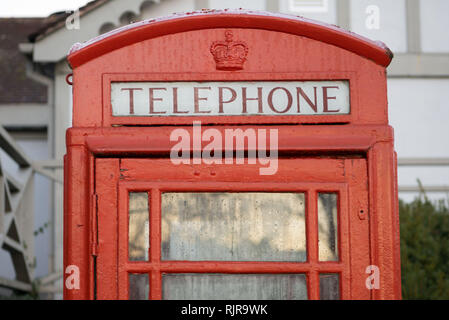 Ein traditionelles, altmodischen roten Britischen Telefonzelle in Großbritannien. Stockfoto