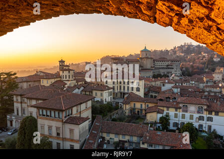 Schöne Sicht auf die alte mittelalterliche Stadt Citta Alta, Bergamo, einer der schönen Stadt in Italien, Landschaft auf das Stadtzentrum und die historischen Bauen Stockfoto