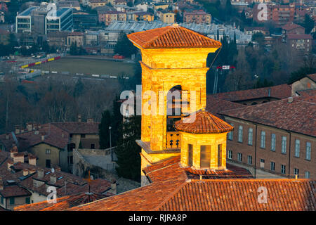 Schöne Sicht auf die alte mittelalterliche Stadt Citta Alta, Bergamo, einer der schönen Stadt in Italien, Landschaft auf das Stadtzentrum und die historischen Bauen Stockfoto