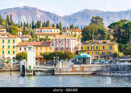 Schöne Sicht auf die Bellagio Ferienort vom Comer See bei Sonnenuntergang, Lombardei, Italien gesehen. Stockfoto