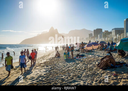 RIO DE JANEIRO - MÄRZ 2017: Beachgoers schlendern und an einem Sommernachmittag am Strand von Ipanema zu sozialisieren. Stockfoto
