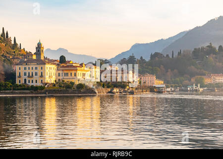 Schöne Sicht auf die Bellagio Ferienort vom Comer See bei Sonnenuntergang, Lombardei, Italien gesehen. Stockfoto