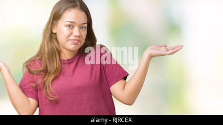 Junge schöne Brünette Frau über isolierte Hintergrund ratlos und verwirrt Ausdruck mit den Armen und hob die Hand. Zweifel Konzept. Stockfoto