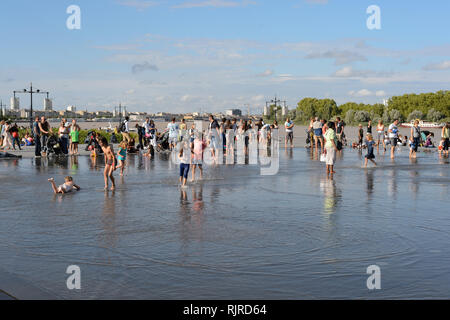 BORDEAUX, Frankreich - 13. AUGUST 2015: Straßen von Bordeaux. Bordeaux ist eine Hafenstadt am Fluss Garonne in der Gironde in Frankreich Stockfoto