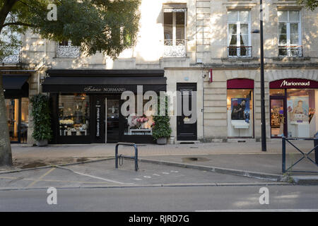 BORDEAUX, Frankreich - 13. AUGUST 2015: Straßen von Bordeaux. Bordeaux ist eine Hafenstadt am Fluss Garonne in der Gironde in Frankreich Stockfoto