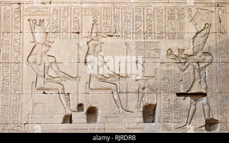 Der römische Kaiser Tiberius Präsentation Gaben an die Götter, Isis und Horus. Von einer Entlastung im Tempel der Hathor, Dendera, Ägypten Stockfoto