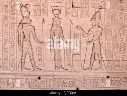 Der römische Kaiser Tiberius Adressierung der Göttin Isis, der Gott Horus. Von einer Entlastung im Tempel der Hathor, Dendera Ägypten Stockfoto