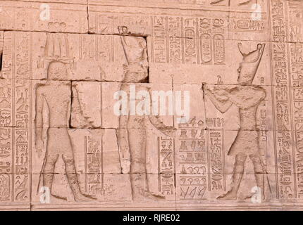 Der römische Kaiser Tiberius Adressierung der Göttin Isis, der Gott Horus. Von einer Entlastung im Tempel der Hathor, Dendera Ägypten Stockfoto