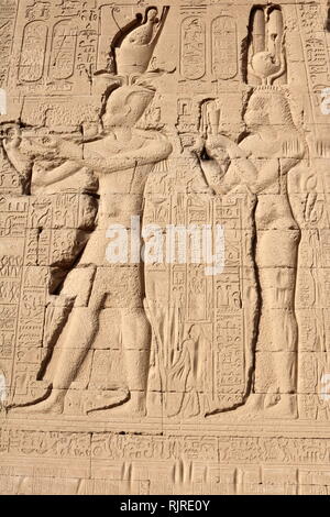 Königin Kleopatra VII. und Kaiserschnitt. Von einer Entlastung im Tempel der Hathor, Dendera Ägypten Stockfoto