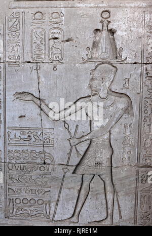 Ägyptischen Pharao macht ein Angebot. Von einer Entlastung im Tempel der Hathor, Dendera Ägypten Stockfoto