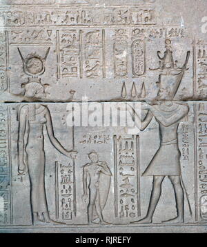 Ägyptischen Pharao macht das Angebot, der der Göttin Hathor. Von einer Entlastung im Tempel der Hathor, Dendera Ägypten Stockfoto