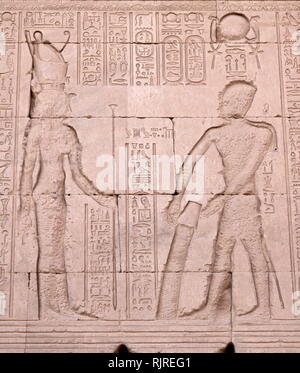 Ägyptischen Pharao macht das Angebot, der der Göttin Isis. Von einer Entlastung im Tempel der Hathor, Dendera Ägypten Stockfoto