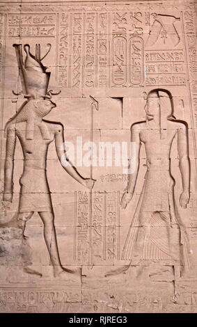 Ägyptischen Pharao macht das Angebot, vor dem Gott Horus. Von einer Entlastung im Tempel der Hathor, Dendera Ägypten Stockfoto