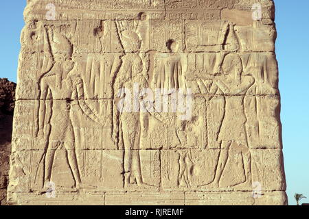 Ägyptischen Pharao macht ein Angebot. Von einer Entlastung im Tempel der Hathor, Dendera Ägypten Stockfoto