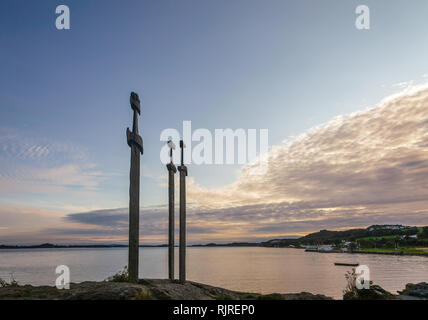 Schwerter im Fels (Sverd i Fjell), drei große bronzene Schwerter gepflanzt in den Fels Møllebukta Bay, Denkmal zur Erinnerung an die Schlacht am Hafrsfjord in Stockfoto