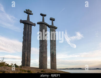 Schwerter im Fels (Sverd i Fjell), drei große bronzene Schwerter gepflanzt in den Fels Møllebukta Bay, Denkmal zur Erinnerung an die Schlacht am Hafrsfjord in Stockfoto