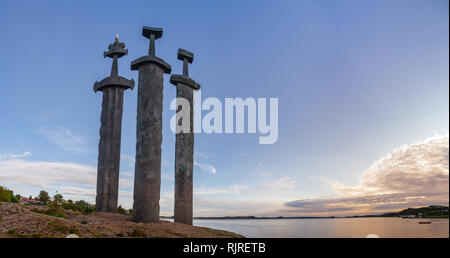 Panoramablick auf die Bucht von Møllebukta mit Schwertern in Rock (Sverd i Fjell) Denkmal, drei große bronzene Schwerter in den Felsen zum Gedenken an den Battl gepflanzt Stockfoto