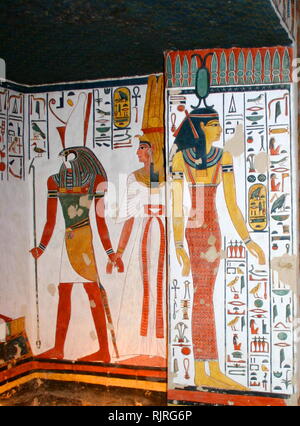 Wand Gemälde der Darstellung, der Gott Ra-Harachte, mit Nefertari, große Frau des Pharao Ramses II., im Grab (QV 66) der Nefertari, in Ägyptens Tal der Königinnen. Es wurde von Ernesto Schiaparelli 1904 entdeckt. Es ist die Sixtinische Kapelle des alten Ägypten genannt. Im Tal der Königinnen, der nefertari Grab gehalten sobald der mumifizierte Körper und repräsentative Symbolik von ihr, wie das, was die meisten ägyptischen Gräbern bestand aus. Jetzt musste alles geplündert worden, mit Ausnahme von zwei Drittel der 5.200 Quadratfuß Wandmalereien. Ca. 1255 v. Chr. Stockfoto