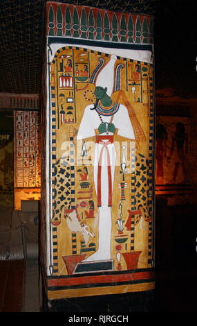 Wandmalerei angezeigt, Osiris, der Gott der Unterwelt, und Leben nach dem Tod, Wiedergeburt, in alten ägyptischen Religion. Im Grab (QV 66) der Nefertari, in Ägyptens Tal der Königinnen. Es wurde von Ernesto Schiaparelli 1904 entdeckt. Es ist die Sixtinische Kapelle des alten Ägypten genannt. Im Tal der Königinnen, der nefertari Grab gehalten sobald der mumifizierte Körper und repräsentative Symbolik von ihr, wie das, was die meisten ägyptischen Gräbern bestand aus. Jetzt musste alles geplündert worden, mit Ausnahme von zwei Drittel der 5.200 Quadratfuß Wandmalereien. Ca. 1255 v. Chr. Stockfoto