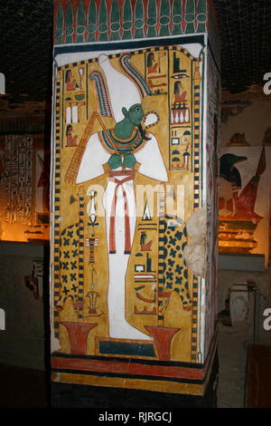 Wandmalerei angezeigt, Osiris, der Gott der Unterwelt, und Leben nach dem Tod, Wiedergeburt, in alten ägyptischen Religion. Im Grab (QV 66) der Nefertari, in Ägyptens Tal der Königinnen. Es wurde von Ernesto Schiaparelli 1904 entdeckt. Es ist die Sixtinische Kapelle des alten Ägypten genannt. Im Tal der Königinnen, der nefertari Grab gehalten sobald der mumifizierte Körper und repräsentative Symbolik von ihr, wie das, was die meisten ägyptischen Gräbern bestand aus. Jetzt musste alles geplündert worden, mit Ausnahme von zwei Drittel der 5.200 Quadratfuß Wandmalereien. Ca. 1255 v. Chr. Stockfoto