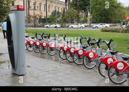 Sevilla, Spanien - NOVEMBER 3, 2012: Sevici Fahrrad Sharing Station in Sevilla. Das System verfügt über 260 Stationen und 3.200 Fahrräder. Es wird betrieben von Stockfoto