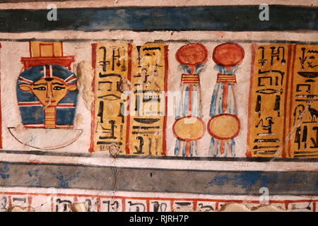Wandmalerei in der thebanischen Grab von Roy (TT 255), in Dra' Abu el-Naga'. Er ist Teil der Thebanischen Nekropole, befindet sich auf dem Westufer des Nils gegenüber von Luxor. Das Grab ist die Begräbnisstätte der Alten Ägyptischen Beamten, Roy, die am Ende der 18. Dynastie lebte, während der Herrschaft von Haremhab. Roy war ein königlicher Schreiber in der Nachlässe von Haremhab und des Amun. Seine Frau, die mit ihm in das Grab Gemälde angezeigt wird, wird als Nebtawy, oder 'Tawy' benannt Stockfoto