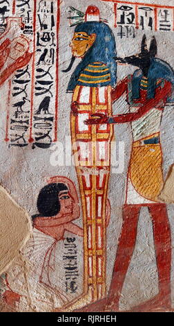 Der Gott Anubis Mit Sarkophag; Wandmalerei in der thebanischen Grab von Roy (TT 255), in Dra' Abu el-Naga'. Er ist Teil der Thebanischen Nekropole, befindet sich auf dem Westufer des Nils gegenüber von Luxor. Das Grab ist die Begräbnisstätte der Alten Ägyptischen Beamten, Roy, die am Ende der 18. Dynastie lebte, während der Herrschaft von Haremhab. Roy war ein königlicher Schreiber in der Nachlässe von Haremhab und des Amun. Seine Frau, die mit ihm in das Grab Gemälde angezeigt wird, wird als Nebtawy, oder 'Tawy' benannt Stockfoto