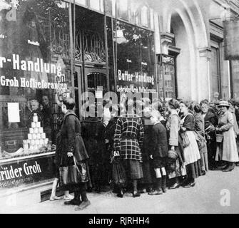 Hyperinflation in der Weimarer Republik 1923. Warteschlangen für Lebensmittel in Berlin, als der Wert der Reichsmark außer Kontrolle und wird wertlos Stockfoto